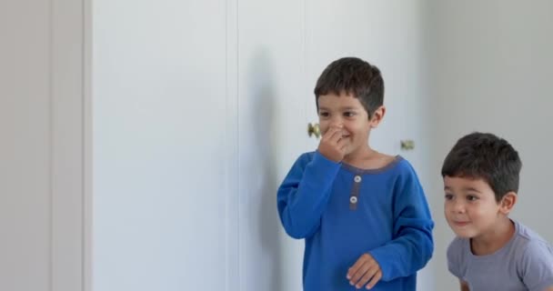 Familie Kinderen Bed Springen Huis Plezier Hebben Lachen Samen Spelen — Stockvideo