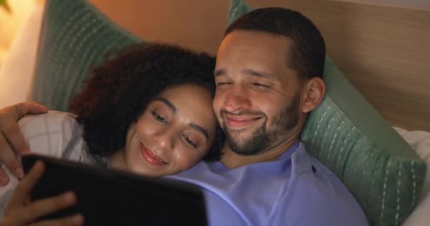 在卧室里休息 晚上用平板电脑 流媒体电影或电影 男人和女人睡在社交媒体上 在网上浏览应用程序 在家里一起看视频 — 图库视频影像