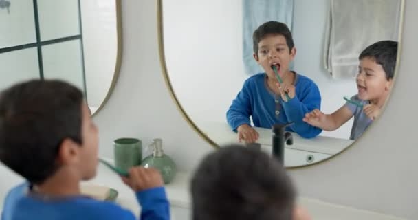 Jongen Kinderen Tandenborstel Samen Badkamer Voor Hygiëne Welzijn Zelfverzorging Met — Stockvideo