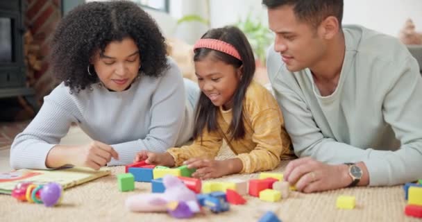 Építőkockák Boldogság Szülők Játszanak Gyerekkel Nappaliban Boldogság Mosoly Lány Gyerek — Stock videók