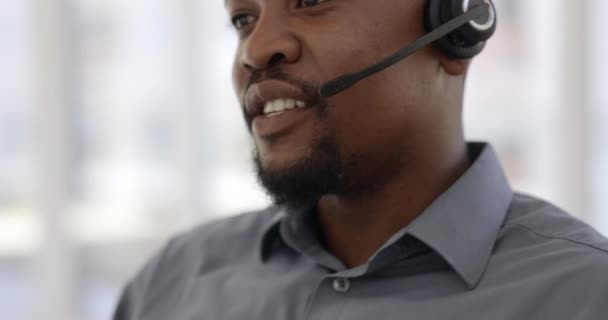 联系我们 呼叫中心或快乐的黑人服务客户 通过话筒进行保险销售 电信或友好的非洲电话营销代理咨询或使用耳机通话 — 图库视频影像