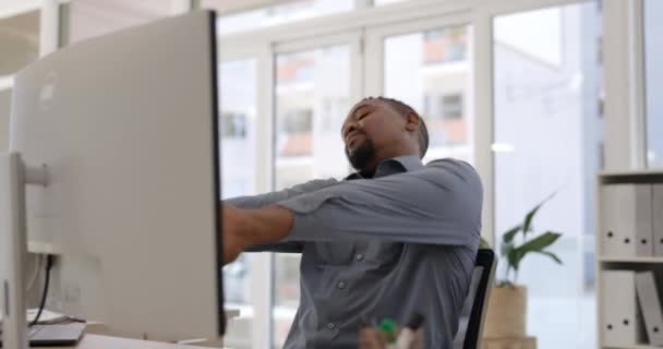 Zwarte Man Ontspannen Breken Computer Voor Het Rekken Gedaan Klaar — Stockvideo