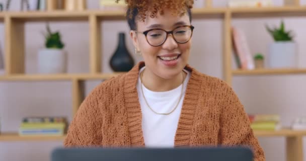 Praca Zdalna Fala Kobieta Rozmowie Wideo Laptopem Tworzenia Sieci Lub — Wideo stockowe