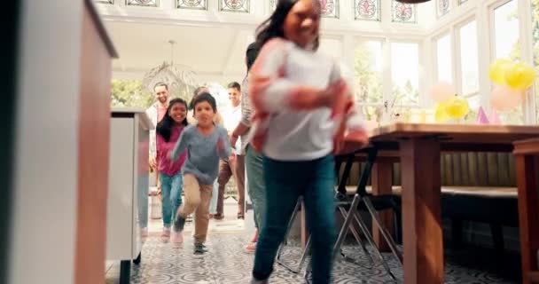 Rodina Děti Přátelé Objímají Během Večírku Vítají Nás Doma Děti — Stock video
