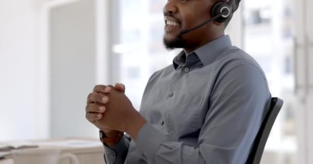 Siyahi Bir Adam Danışman Telefonda Konuşuyor Daktilo Ediyor Kulaklıkla Iletişimle — Stok video