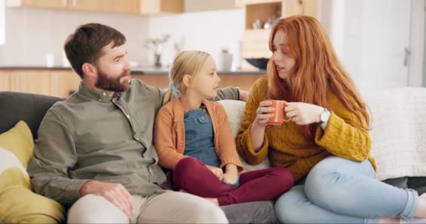 Sohbet Rahatlama Ebeveynlerin Evlerinin Oturma Odasındaki Bir Kanepede Çocuklarıyla Bağ — Stok video