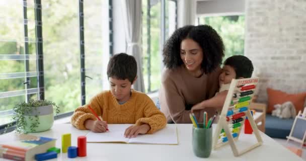 Huiswerk Leren Hulp Met Moeder Kinderen Voor Thuisonderwijs Onderzoek Wiskunde — Stockvideo