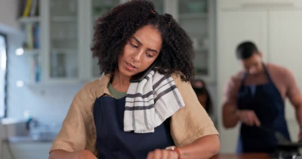Temps Cuisine Femme Cuisinent Maison Lors Appel Téléphonique Pour Dîner — Video