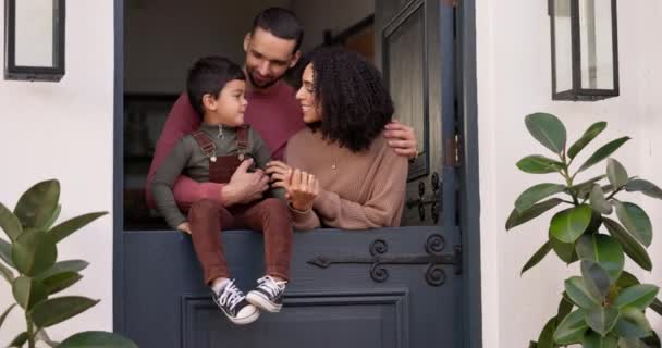 Láska Mluvení Rodiče Dítětem Dveří Jejich Rodinného Domu Aby Nadýchali — Stock video