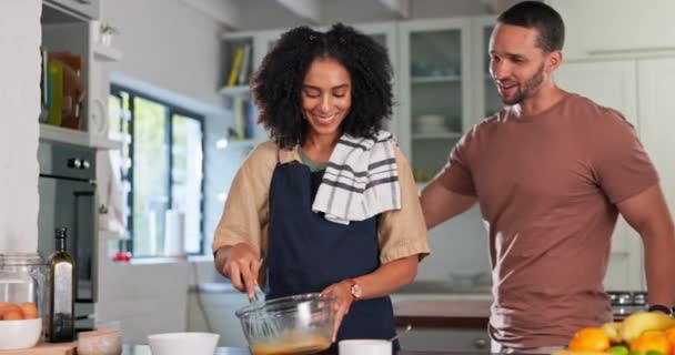Casal Abraço Cozinha Feliz Cozinha Para Amor Cuidado Tempo Qualidade — Vídeo de Stock