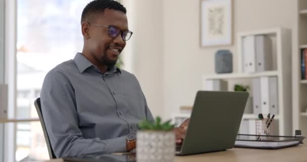 快乐的黑人男人 文件和金融与电话在通信 网络或社交媒体在办公室 非洲商人 会计或财务顾问检查文书工作和手机 — 图库视频影像