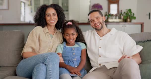 Mutlu Gülümseyen Ailenin Yüzü Koltukta Rahatlamak Kaynaşmak Birlikte Dinlenmek Için — Stok video