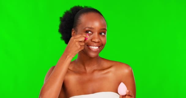 绿色荧幕化妆品搅拌机 面部或黑人妇女使用粉底掩蔽剂 矿泉化妆品或面部产品 工作室背景中的色谱关键肖像 海绵疗法或快乐的非洲人 — 图库视频影像