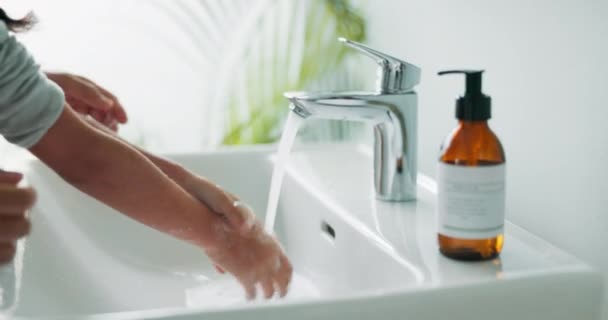 Hygiena Pomoc Rodiče Dítě Mytí Rukou Výuka Používání Vody Koupelně — Stock video