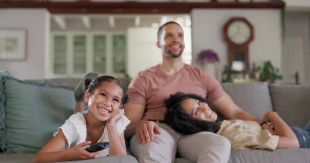 Szczęśliwa Rodzina Więź Oglądanie Telewizji Kanapie Śmiejąc Się Relaksując Się — Wideo stockowe