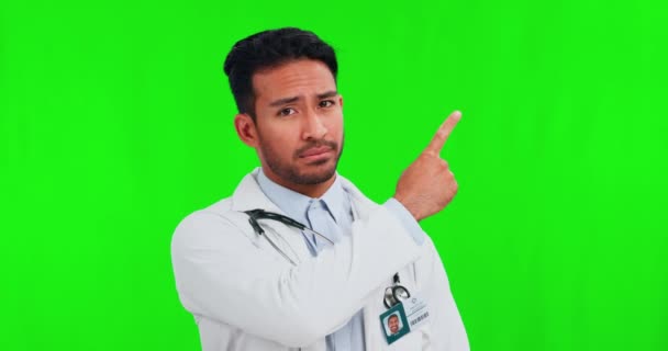 緑の画面と医師の男性は 箇条書きのプレゼンテーションのためのスタジオの背景を指しています 男性医療専門家との肖像画 アドバイス情報のためのクロマキー — ストック動画