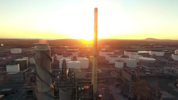 Εργοστάσιο Βιομηχανική Και Κορυφαία Άποψη Ενός Διυλιστηρίου Εξόρυξης Πετρελαίου Μηχανικής — Αρχείο Βίντεο