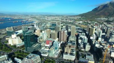 Şehir, otoyol ve şehir yolu için Cape Town 'da insansız hava aracı olan mimari, binalar ve okyanus. Gökdelen, gün batımı ve şehrin şebekesinde altyapı, gelecek ve sokak için seyahat.