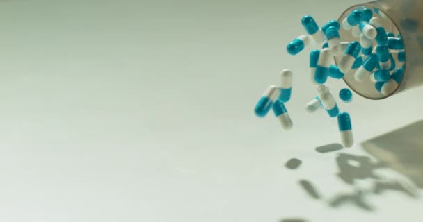 Léky Pilulky Rozlít Kontejnerové Léky Studiu Bílým Pozadím Kapsle Léky — Stock video