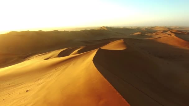 Viaje Desierto Silueta Del Hombre Atardecer Con Dron Para Destino — Vídeos de Stock