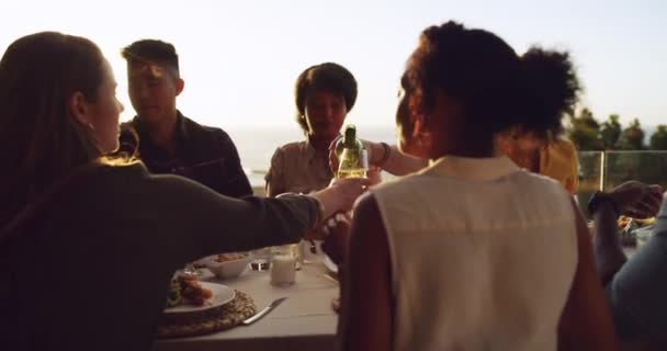 Gruppe Freunde Und Abendessen Freien Bei Sonnenuntergang Und Getränke Essen — Stockvideo