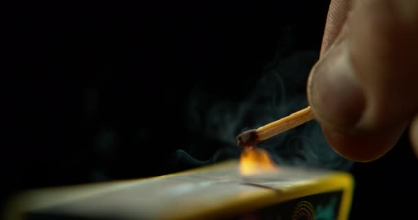 Kibrit Turuncu Alev Kibrit Kutusu Vuruşuyla Kıvılcımlar Ateş Yakın Çekim — Stok video