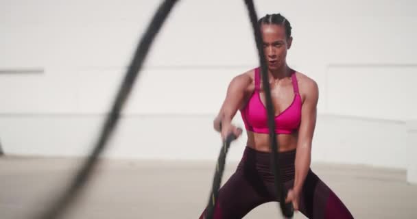 户外运动 带绳索的女人 健康锻炼 耐力和锻炼 具有战斗力 思维和进取心的女运动员 女运动员和女青年 — 图库视频影像