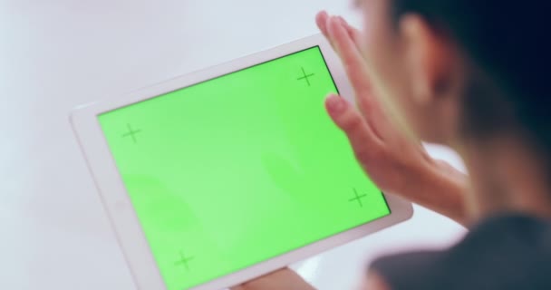 Πράσινη Οθόνη Γυναίκα Και Tracking Markers Ψηφιακή Ταμπλέτα Για Διαδίκτυο — Αρχείο Βίντεο