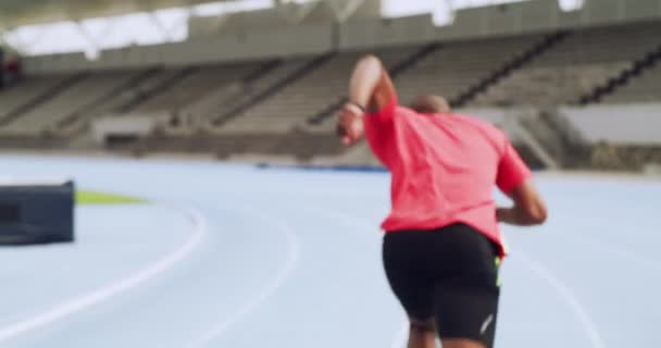 奥运选手在体育场的跑 健身马拉松接力棒 快速行动 竞赛训练和团队合作挑战的手 跑步者和保持棒 — 图库视频影像