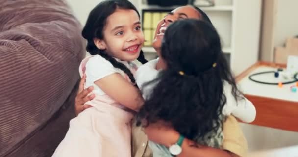 Knuffel Moeder Lach Familie Thuis Met Kinderen Liefde Jong Meisje — Stockvideo