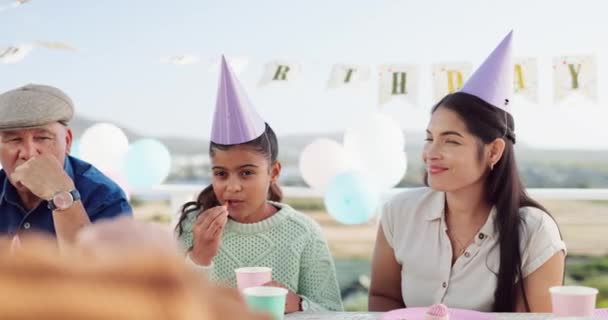 Szczęśliwy Matka Dziewczyna Parku Urodziny Uroczystości Imprezy Świeżym Powietrzu Spotkanie — Wideo stockowe