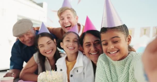 Család Szelfi Boldog Születésnapot Gyerekek Szabadban Kötődés Vagy Szórakozás Barátokkal — Stock videók