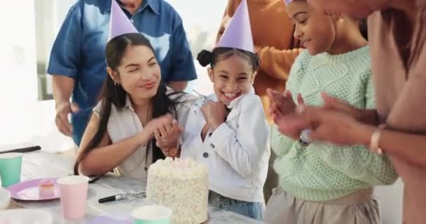 お祝い お祝い 懇親会のために屋外でのパーティーイベントのためのケーキ付きの家族や女の子 ランチ デザート プレゼント 拍手でピクニックの子供たちと母親 — ストック動画