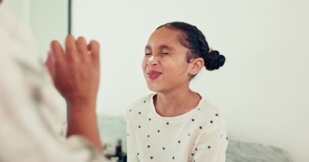 Μικρό Παιδί Περιποίηση Δέρματος Γέλιο Και Λοσιόν Χαμόγελο Από Την — Αρχείο Βίντεο