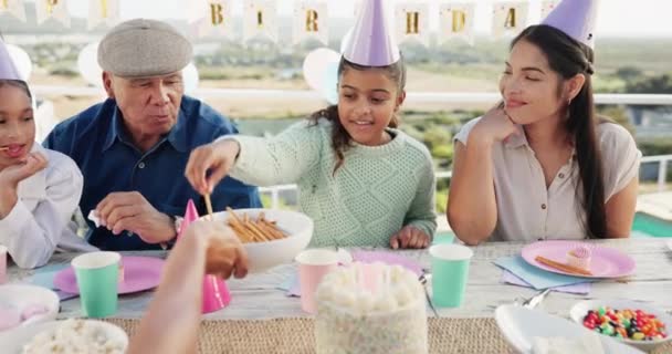 誕生日にケーキを持つ家族 食べ物や女の子 お祝いやパーティーは 社会的な集まりのために屋外 イベント ランチ 幸せな母親 祖父と子供たちがピクニックでデザート プレゼント お菓子 — ストック動画