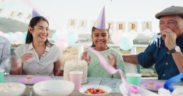 誕生日 ピクニック 懇親会のために屋外でのパーティーイベントのための公園で幸せ お祝いと女の子 ケーキで拍手する子供を持つ祖父 プレゼント — ストック動画
