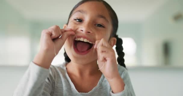 Dziecko Dziewczynka Nici Dentystycznej Czyszczenia Higieny Jamy Ustnej Opieki Zdrowotnej — Wideo stockowe