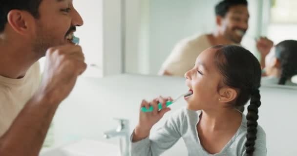 父亲和他的孩子一起刷牙 以便在浴室里进行牙科 卫生和自我护理 医疗保健 健康和年轻男子在他的公寓里和他的女儿一起做口腔治疗 — 图库视频影像