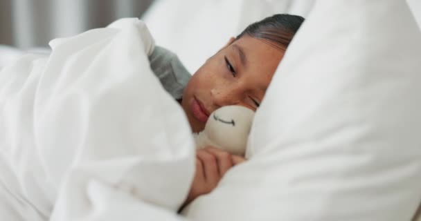 Gesicht Bett Und Mädchen Mit Einem Bären Müde Und Schläfrig — Stockvideo