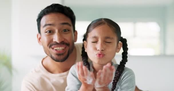 Seife Hände Waschen Und Papa Zahlt Mit Kind Für Gesundheit — Stockvideo