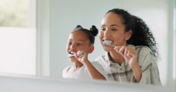Menyikat Gigi Ibu Dan Anak Cermin Kamar Mandi Dan Membersihkan — Stok Video