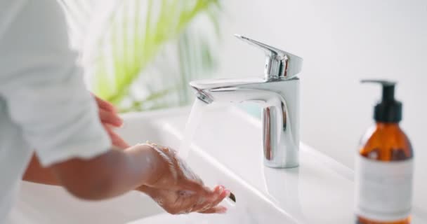 Zlewozmywak Zbliżenie Dziecko Myjące Ręce Mydłem Wodą Dla Higieny Łazience — Wideo stockowe
