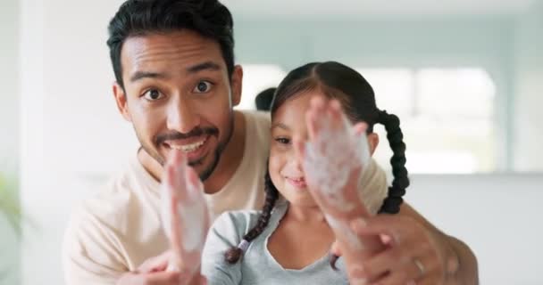在家里的浴室里 为了健康 健康和防止细菌入侵 要用肥皂 洗手和家庭游戏 与女孩 孩子或小孩一起学习清洁手掌的安全 保健和父亲 — 图库视频影像