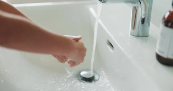 Higiena Zbliżenie Dziewczyna Myjąca Ręce Mydłem Wodą Łazience Domu Zdrowie — Wideo stockowe