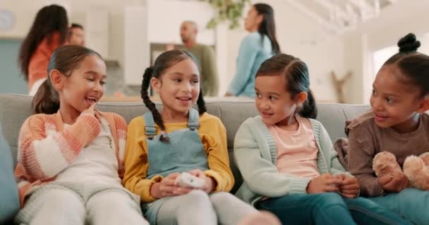 Vrienden Woonkamer Kinderen Spelen Bank Voor Hechting Quality Time Kinderontwikkeling — Stockvideo