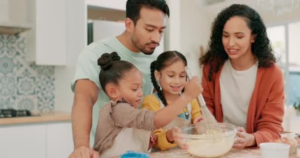 和父母一起 在厨房里烤着搅拌 碗和一个家庭 教他们的女儿们食物 有趣的是 与孩子们一起学习如何从父母那里做饭 — 图库视频影像
