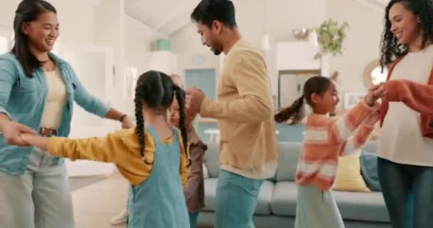 Gelukkig Familie Dansen Woonkamer Van Hun Huis Voor Leuke Activiteiten — Stockvideo