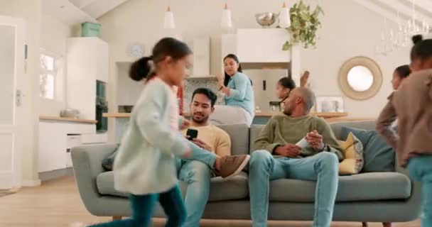 Fröhliches Großes Familien Und Wohnzimmervergnügen Mit Eltern Kindern Und Laufen — Stockvideo