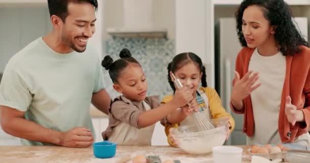 Laptop Unterricht Und Familienbacken Der Küche Zusammen Mit Eltern Die — Stockvideo