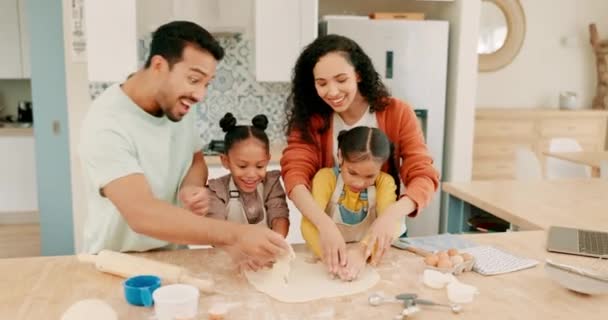 面团和一个家庭在厨房里烘烤 还有父母教他们的女儿食物 从父母那里学烹调的菜鸟 形状或与孩子的关系 — 图库视频影像
